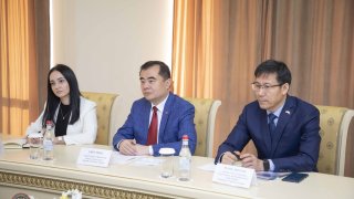 Артур Погосян, приветствуя посла, отметил важность международно-правового сотрудничества, сформированного между Следственным комитетом РА и Посольством РФ в Армении.